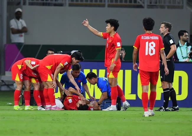 Người chơi đang tự đánh giá hành vi cá cược của mình trên một thiết bị điện tử, với biểu đồ và dữ liệu thể hiện sự tự kiểm soát.